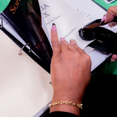 AlluringBeauty-BookSigning2-021