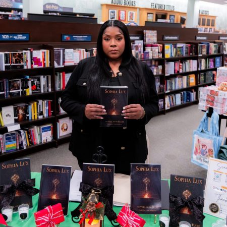 AlluringBeauty-BookSigning2-037