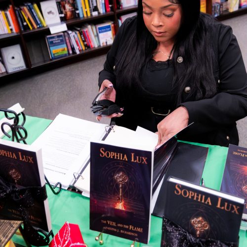 AlluringBeauty-BookSigning2-041